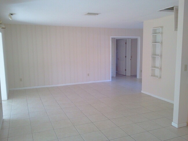 Building Photo - HUGE Ridge Manor/Dade City 3BR/2BA Home with Wide Open Floor Plan!!!