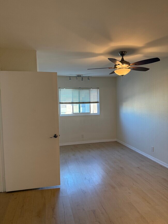 Building Photo - 3142 Midway Dr