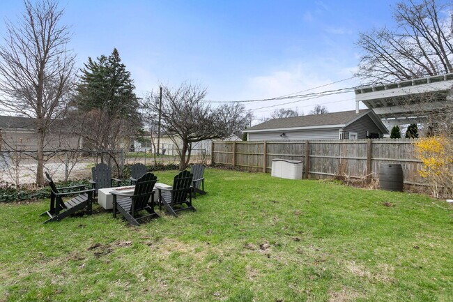 Building Photo - 410 W Angela Blvd