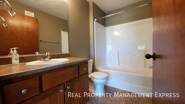 Building Photo - 2 Bed 2 Bath Townhouse with a View in West...
