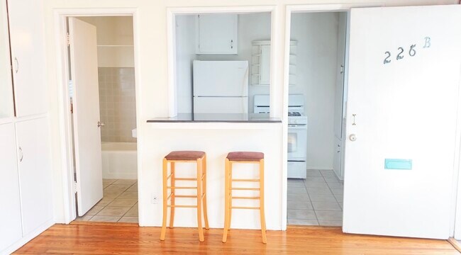 Primary Photo - 226 N Hollywood Way