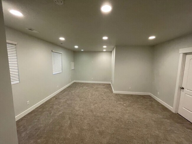 Building Photo - 3807 E Cunninghill Dr