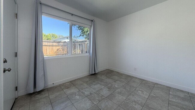Building Photo - 228 Janan Ct