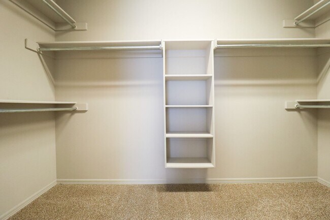 Building Photo - Spacious 3 Bedroom / 2 Bathroom with Modern Upgrade