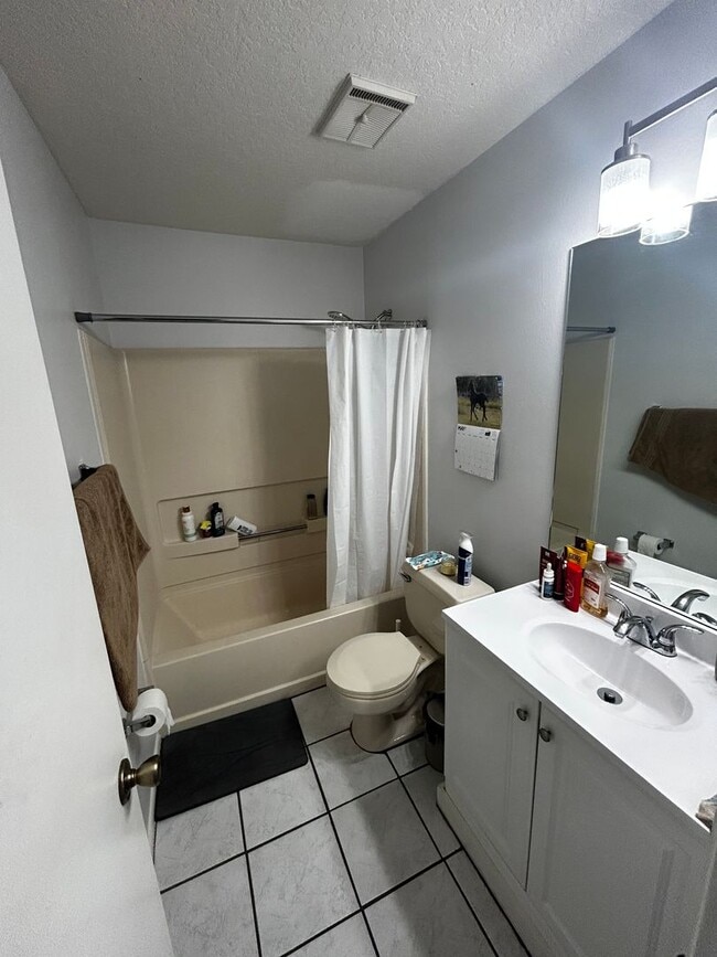 Building Photo - Beautiful 2/2 Condo Located in Hunters Res...