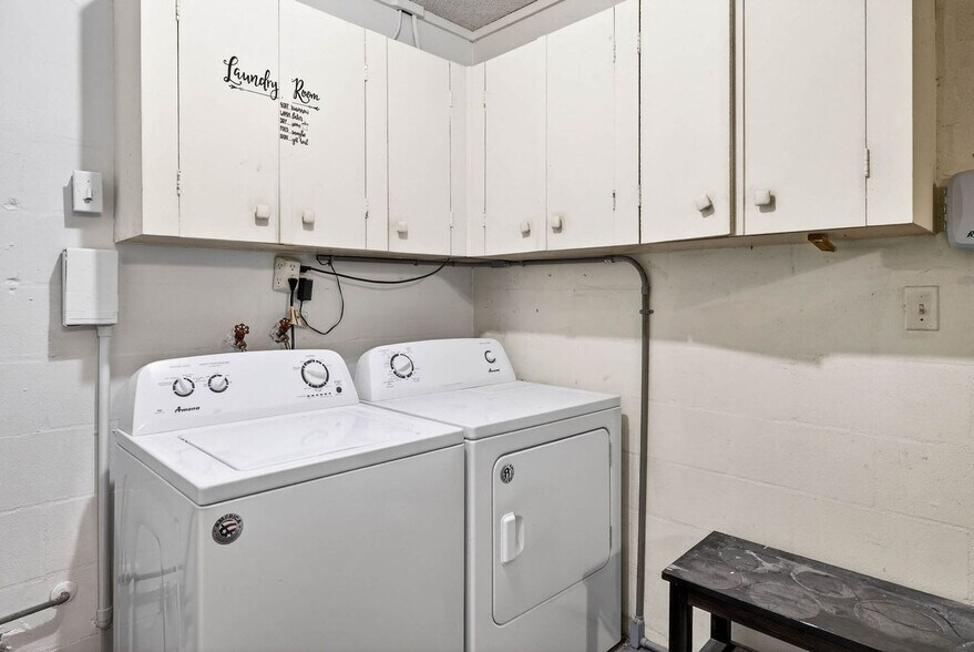 Building Photo - 11702 Moffat Ave