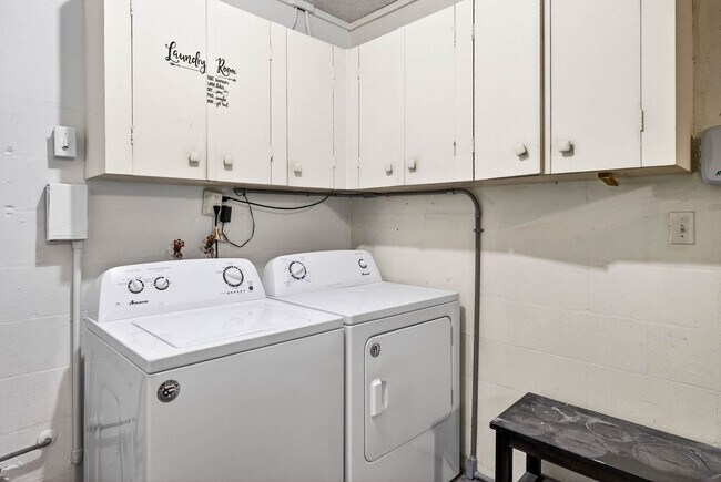 Building Photo - 11702 Moffat Ave