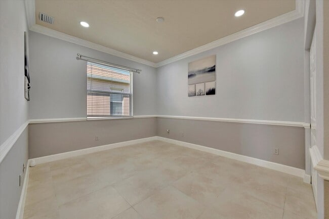 Building Photo - Convenient Central Location - 4 Bedroom + Den , 2 Bathroom Home