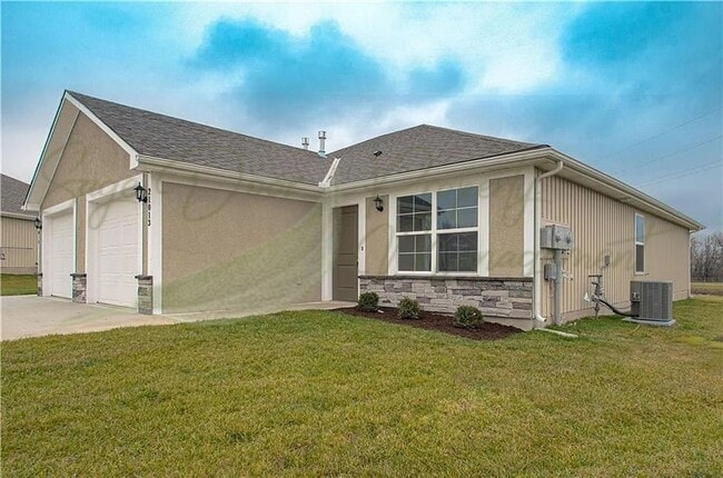 Building Photo - SPACIOUS AND MODERN DUPLEX!!!