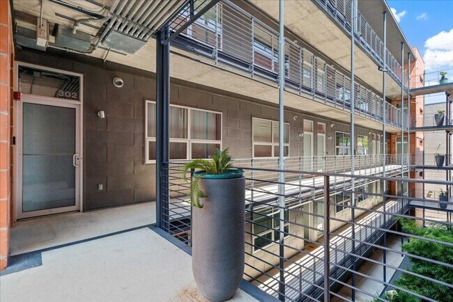 Building Photo - 1401 Eva St