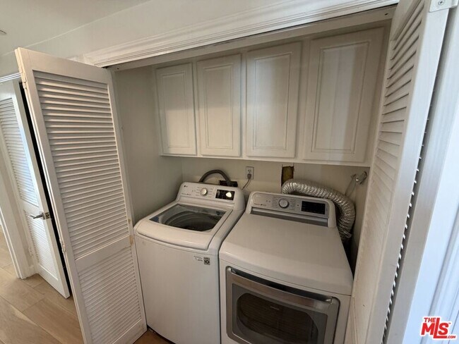 Building Photo - 1247 Barry Ave