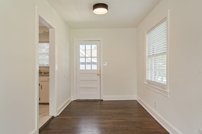 Building Photo - Freshly renovated duplex near Charlotte Av...