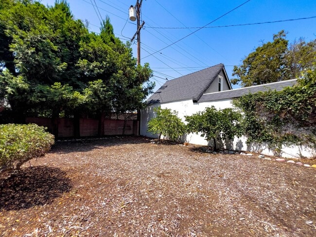 Building Photo - Storybook 3BR Home in Pretigious Rossmoyne...