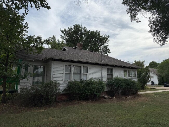 Primary Photo - 945 Coffman St