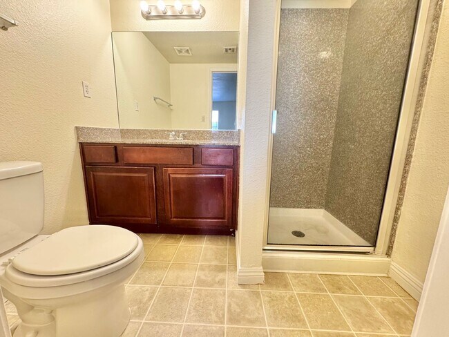 Building Photo - ** SUPER SUMMER SPECIAL!! $400 Off First Month's Rent **  Stylish condo with new upgrades, tennis...