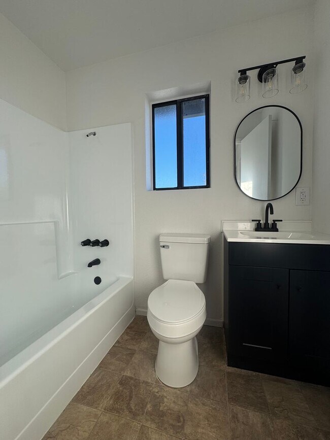 Building Photo - 1456 Magnolia Ave