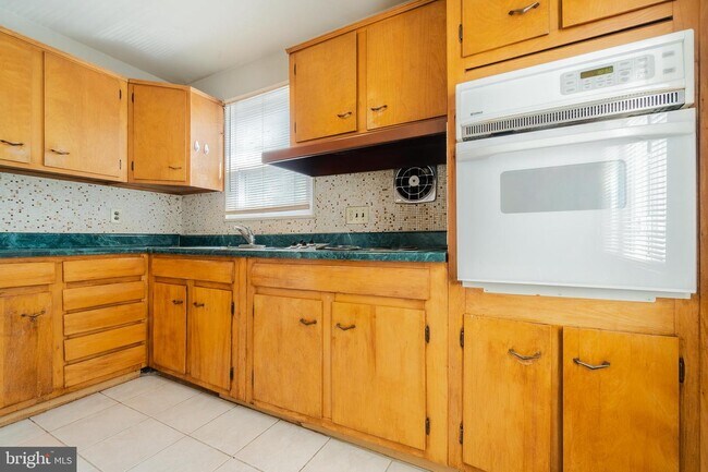 Building Photo - 728 N Wakefield St