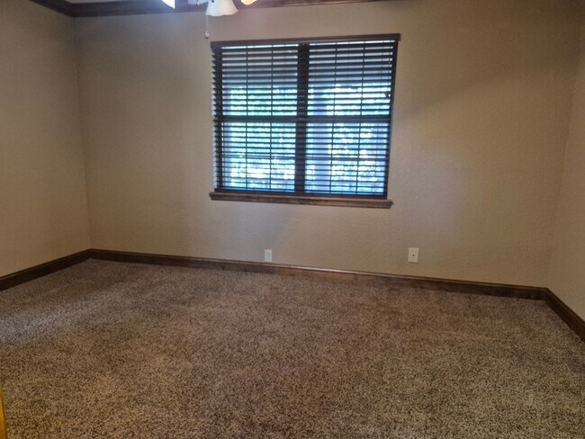 Building Photo - Cabin living in the suburbs