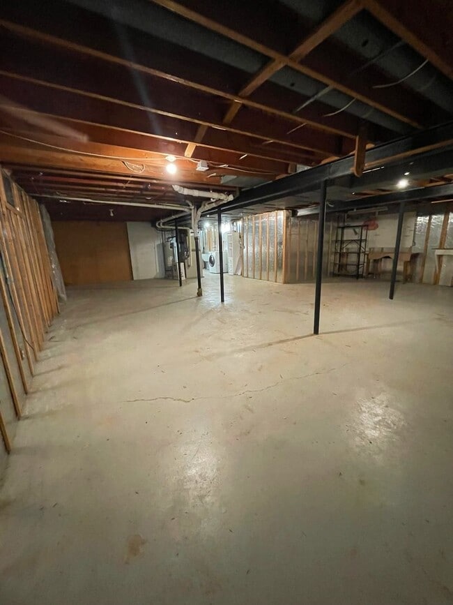 Building Photo - Beautiful Three Bedroom Home