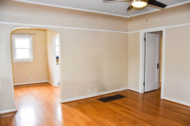 Building Photo - Palm (817-819)