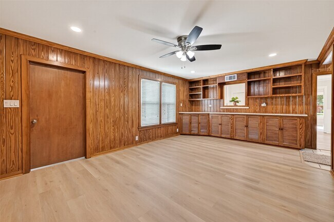 Building Photo - 729 Loggins Dr