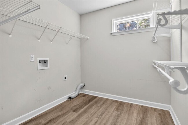 Building Photo - 3 Bedroom 2.5 Bathroom Home