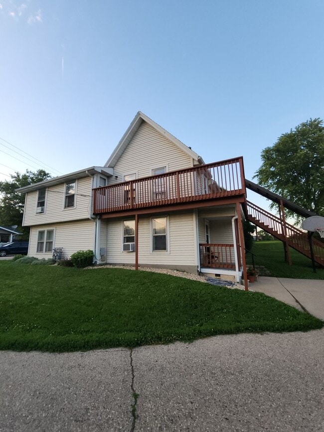 Building Photo - NEWLY updated 2 bedroom duplex