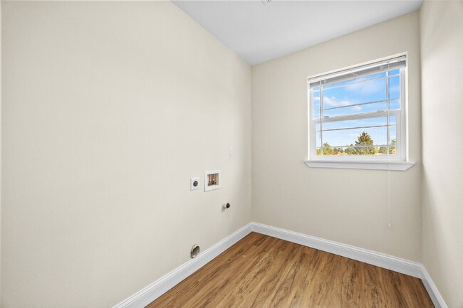 Building Photo - 4 bedrooms, 2.5 bathrooms with attached garage. This large unit is 3 floors!  Rent of $3295.00 in...