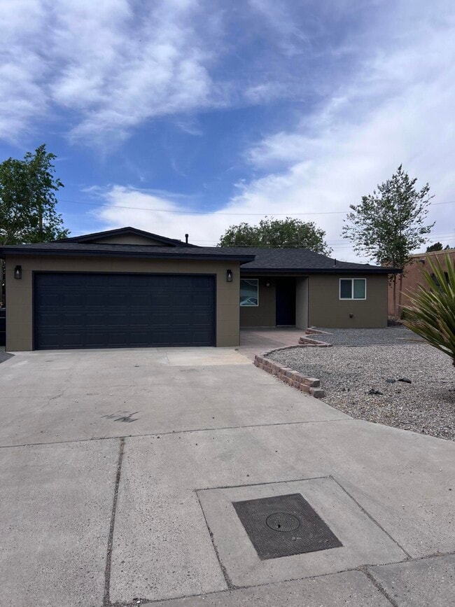 Building Photo - 905 La Charles Dr NE