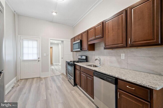 Building Photo - 2304 Catharine St