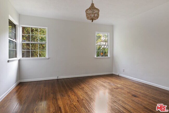 Building Photo - 3032 Oakhurst Ave