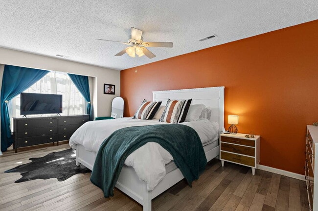 Building Photo - Golf course townhome in Glenwood
