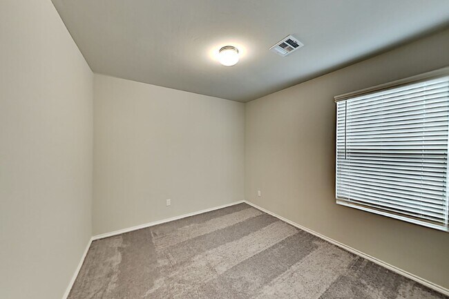 Building Photo - Very Nice 3 Bedroom 2 Bath Home in Yukon S...