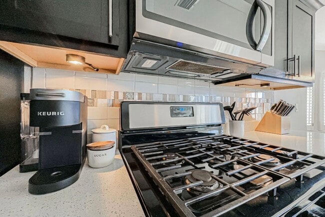 Building Photo - Westside area Rental (Completely Furnished) Beautiful 3 bed/2.5 baths