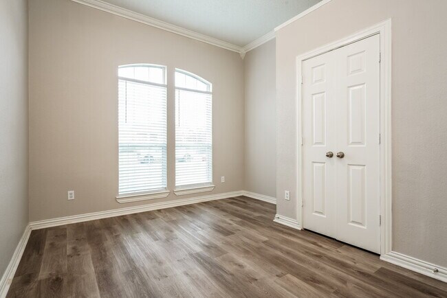 Building Photo - 926 Pheasant Dr