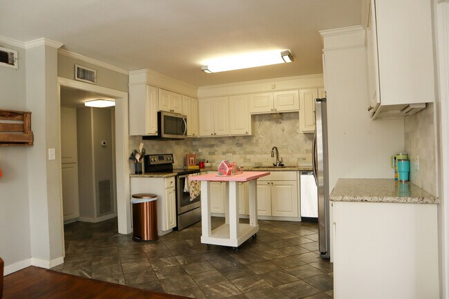 Building Photo - 123 Lloyd St