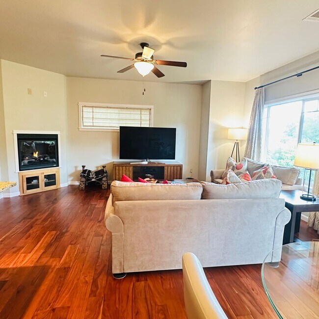 Building Photo - Elegant Townhome – 2 Primary Suites, balco...