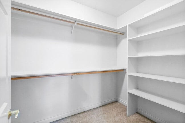 Building Photo - Single Level Gorgeous Awbrey Glen home!