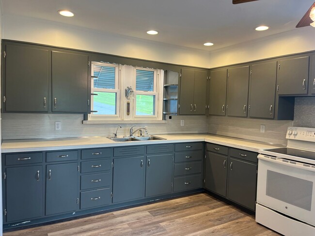 Building Photo - Beautiful 5-Bedroom Home in East Cocalico ...