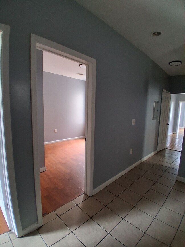 Building Photo - 483 Avon Ave