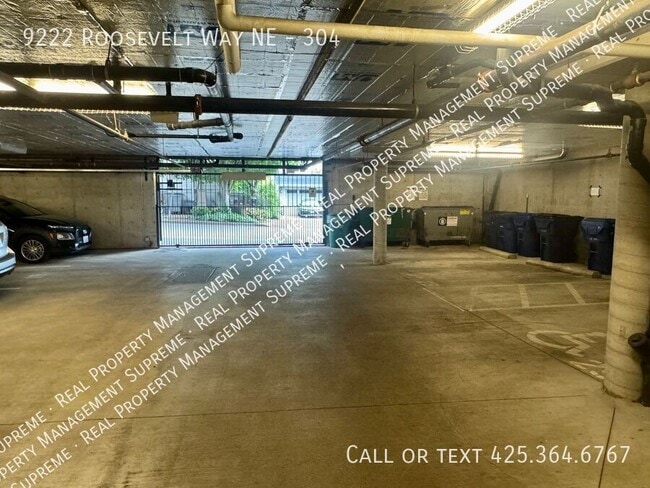 Building Photo - 9222 Roosevelt Way NE