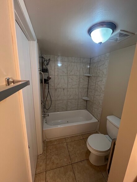 Building Photo - 300 Cherokee Ct