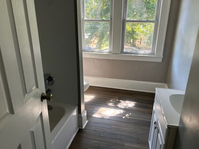 Building Photo - 3 Bedroom 1.5 Bath Home Available for Rent...