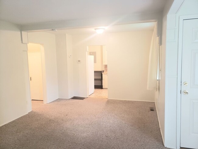 Building Photo - Charming Cottage in Woodburn with Large Yard!