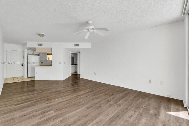 Building Photo - 8255 Lake Dr