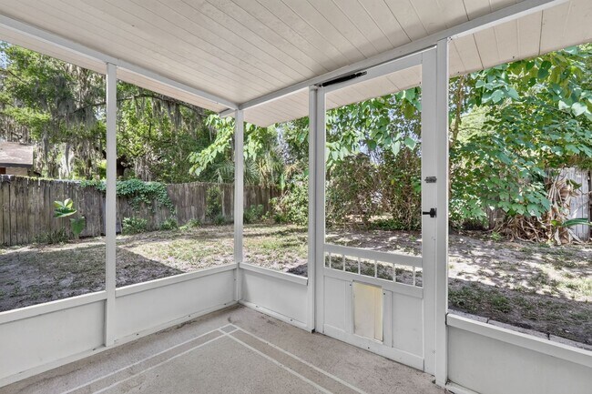 Building Photo - 2/2 Duplex in Umatilla w/ Private Fenced Yard & Dual Screened Patios!