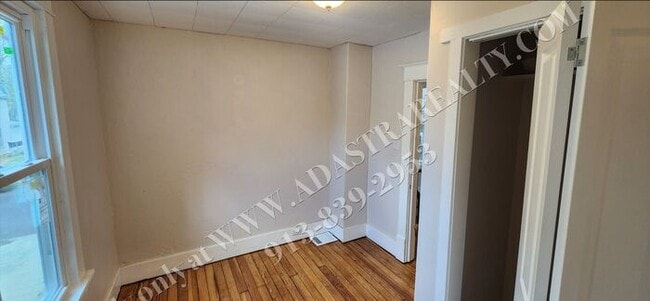Building Photo - Large 2-story 4 Bed 1.5 Bath Home in Leave...