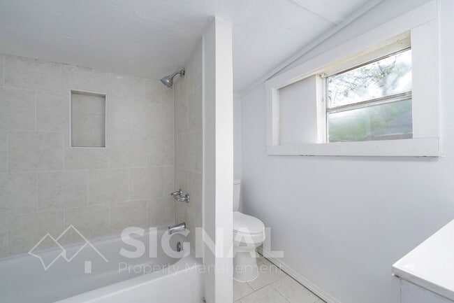 Building Photo - 3230 Arlington Ave