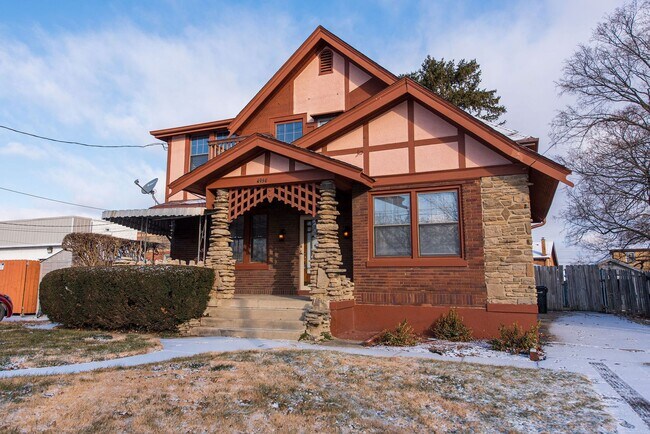 Building Photo - Beautifully updated Tudor style duplex. Up...