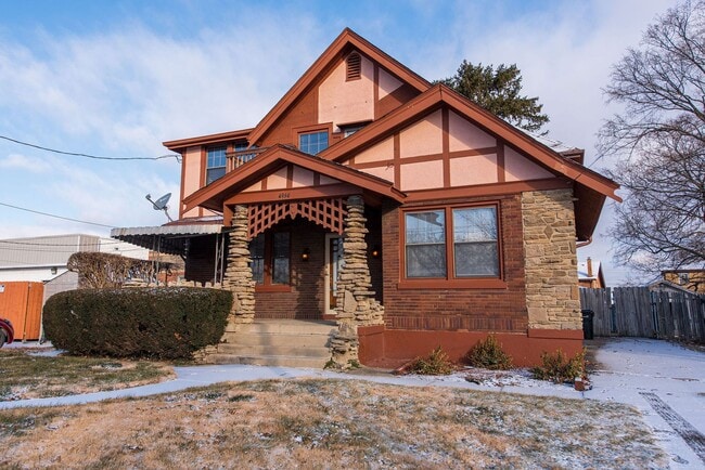 Building Photo - Beautifully updated Tudor style duplex. Upper unit. Large rooms. 2 balconies, private entry. Fenc...